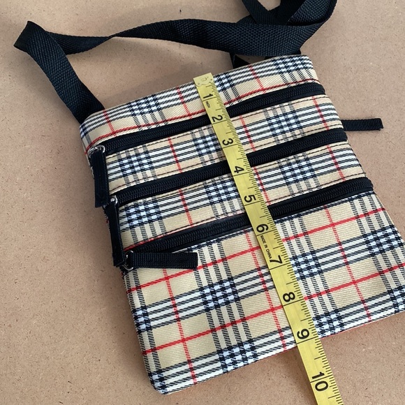 Plaid Crossbody Bag. Black Strap and zippers. 3 pockets on one side/1 on other - Picture 9 of 13